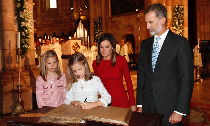 Los Reyes Felipe y Letizia con sus hijas en Covadonga