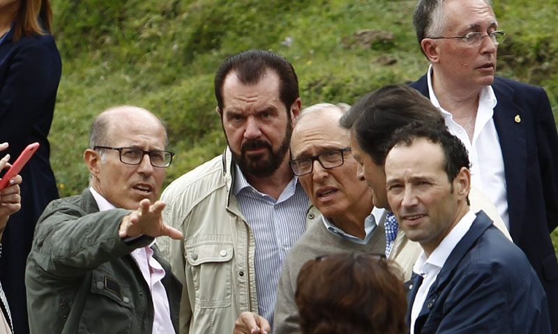 El padre de la reina Letizia acompaña a su hija y a sus nietas en la visita a los Picos de Europa