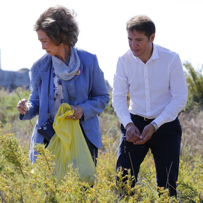 ¡Manos a la obra! La reina Sofía recoge basura en las playas de Menorca 