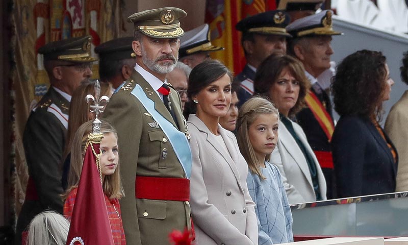 Los Reyes presiden el desfile de la Fiesta Nacional, antes de viajar a Mallorca para visitar las zonas afectadas por la riada