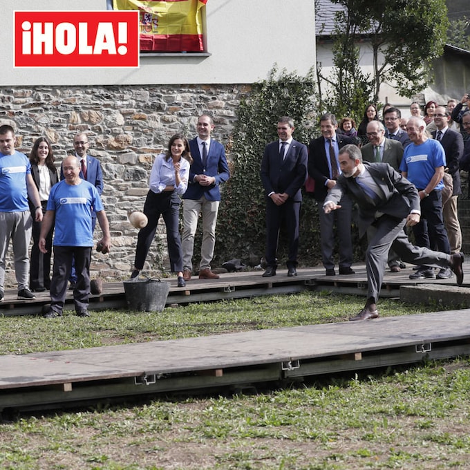Los Reyes se empapan de las tradiciones asturianas en su visita a Moal, el 'pueblo ejemplar'