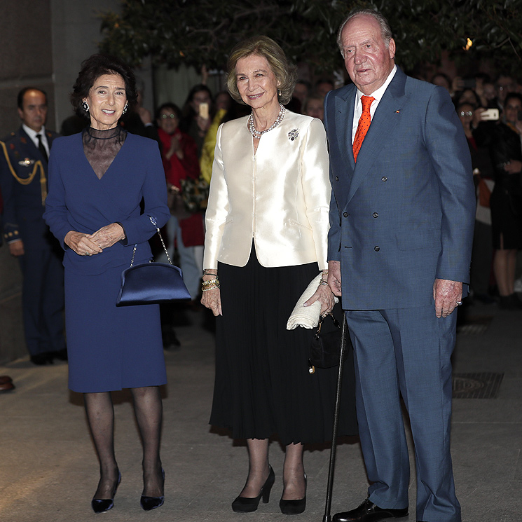 La reina Sofía, acompañada del rey Juan Carlos, asiste al concierto celebrado en su honor