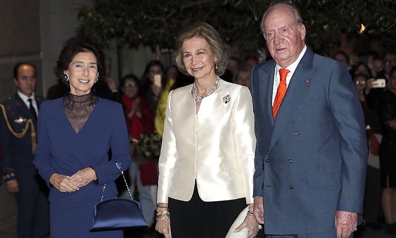 La reina Sofía, acompañada del rey Juan Carlos, asiste al concierto celebrado en su honor