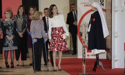 La reina Letizia viste los colores de la Cruz Roja en el centenario de su Hospital-Escuela