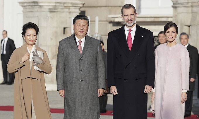 Los Reyes reciben al presidente chino y a su esposa con honores en el Palacio Real