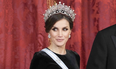 Doña Letizia estrena la espectacular tiara rusa, la última que le quedaba por llevar de las joyas de pasar
