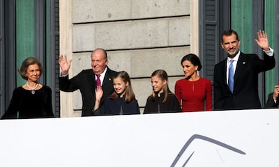 Los Reyes y sus hijas con Don Juan Carlos y Doña Sofía, juntos en el homenaje a la Constitución