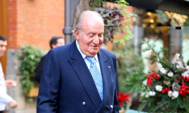 Don Juan Carlos disfruta de una comida de Navidad con amigos