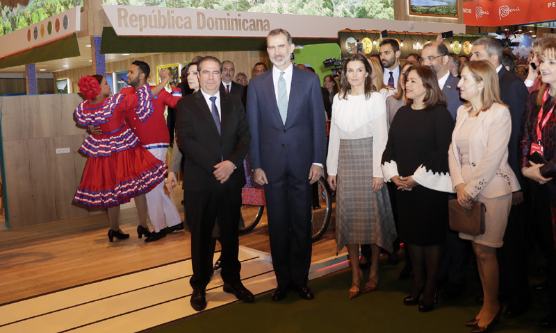 La 'vuelta al mundo' de los reyes Felipe y Letizia en la inauguración de Fitur