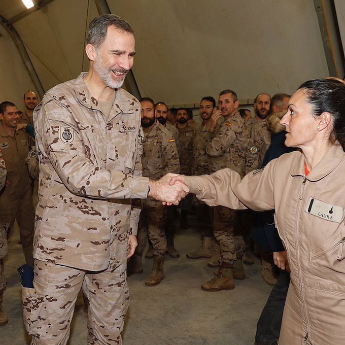 Visita sorpresa del rey Felipe a las tropas españolas en Irak en el día de su cumpleaños