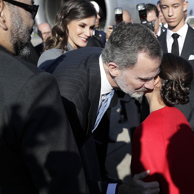Los Reyes reciben una calurosa bienvenida de Mohamed VI y toda su familia a su llegada a Rabat  