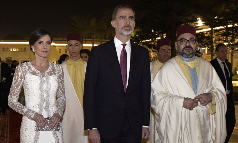 El momento en el que doña Letizia lució con gran elegancia la capa de Mohamed VI