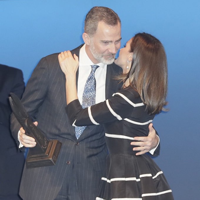 El espontáneo beso del Rey a doña Letizia tras recibir un gran reconocimiento