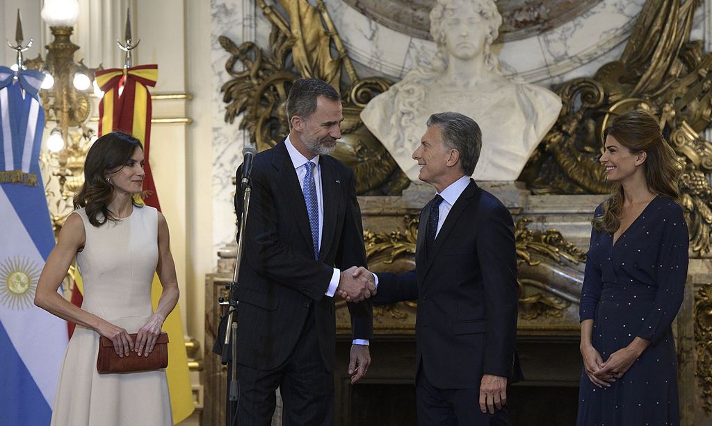Los Reyes arrancan su visita a Argentina con una cálida bienvenida de Mauricio Macri y Juliana Awada