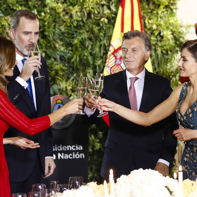 El matrimonio Macri ofrece una cena de gala a los Reyes con Valeria Mazza, Mario Vargas Llosa y Pimpinela como invitados
