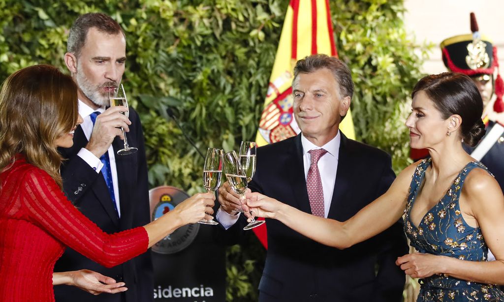 El matrimonio Macri ofrece una cena de gala a los Reyes con Valeria Mazza, Mario Vargas Llosa y Pimpinela como invitados
