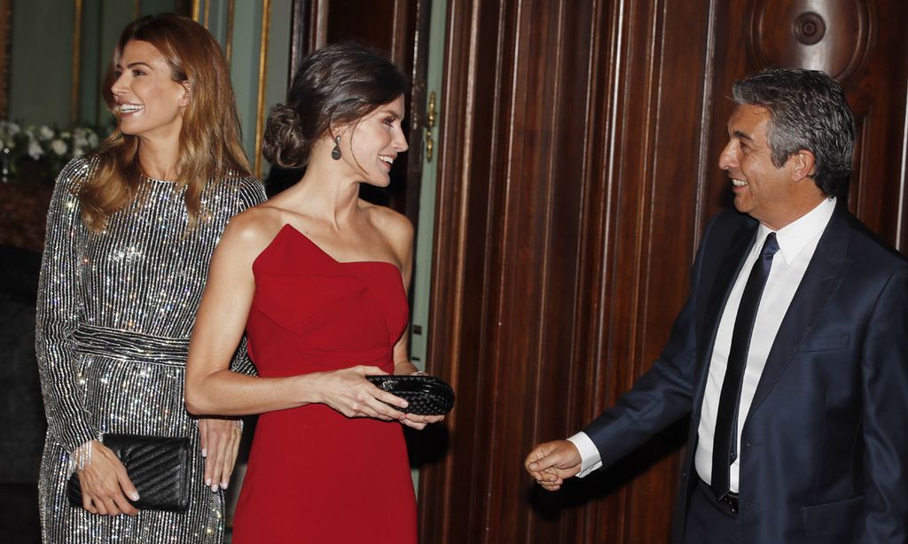 El momento fan de los Reyes con Ricardo Darín en su despedida de Buenos Aires