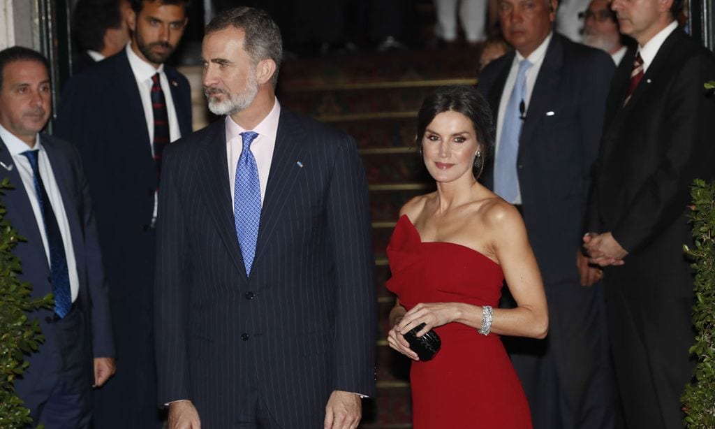 Sin tiempo para cambiarse, los Reyes bajan del avión con la misma ropa con la que acuden a la cena