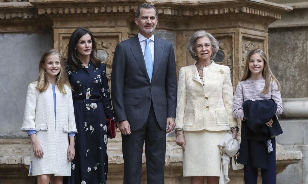 Los Reyes y sus hijas asisten a la tradicional Misa de Pascua acompañados de Doña Sofía