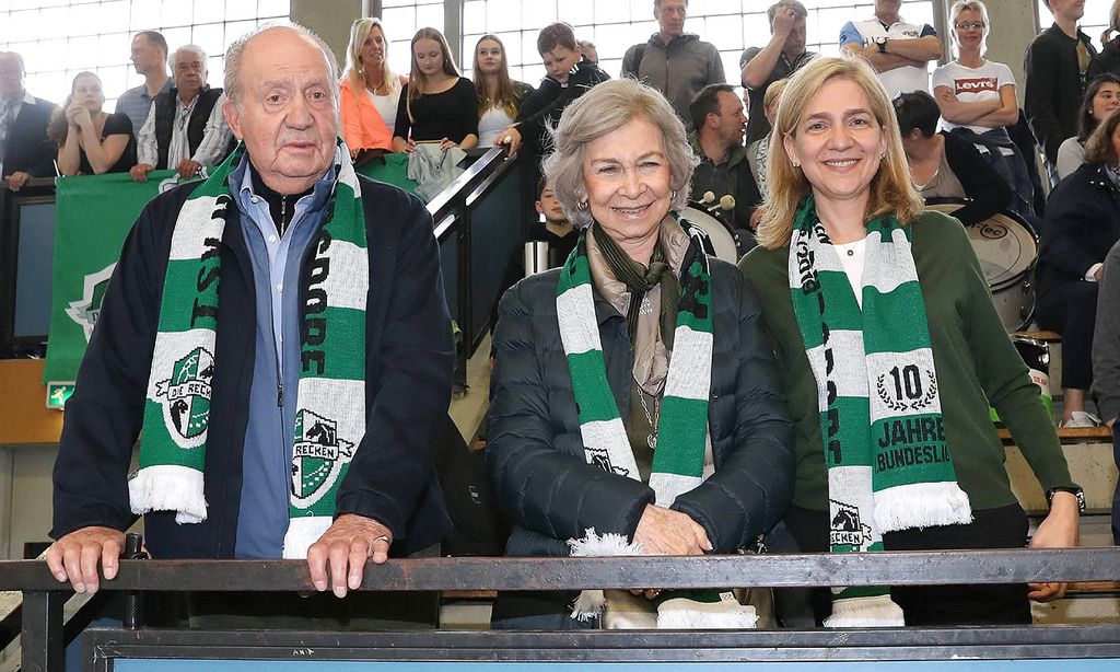 Don Juan Carlos y doña Sofía acuden con la infanta Cristina a animar a Pablo Urdangarin
