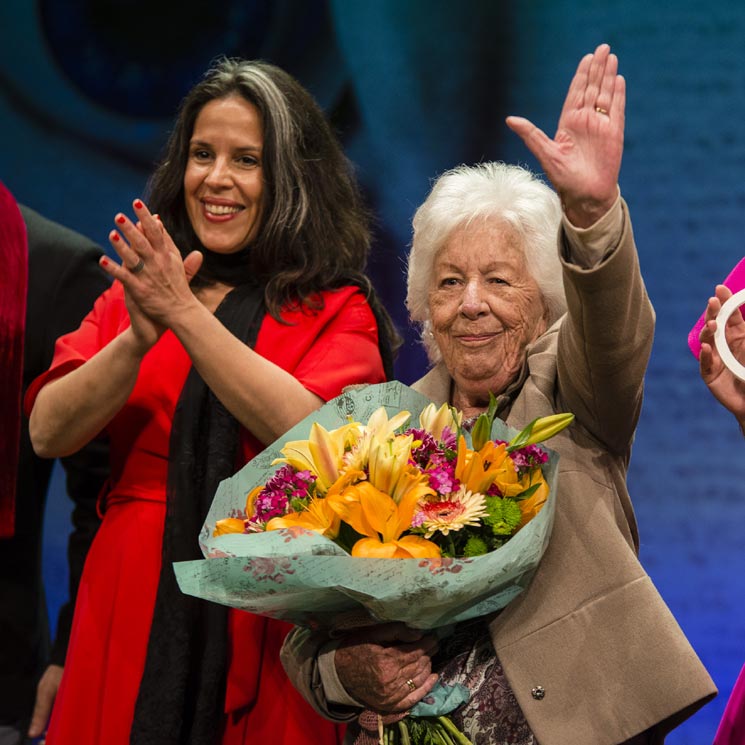 La abuela de doña Letizia, Menchu Álvarez del Valle, recoge emocionada el premio Gavá 