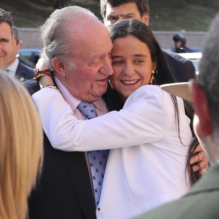 El tierno abrazo de Victoria Federica a don Juan Carlos en Las Ventas