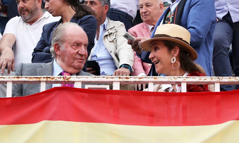 El motivo por el que don Juan Carlos ha vuelto a aparecer con apósitos en el rostro
