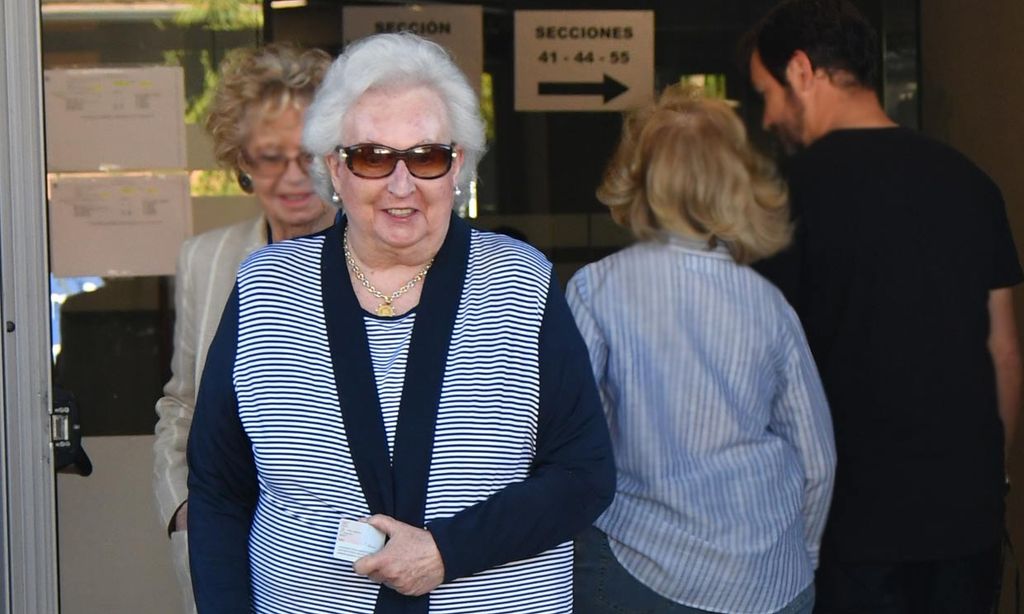 La infanta Pilar acude a votar con muy buen aspecto tras su operación