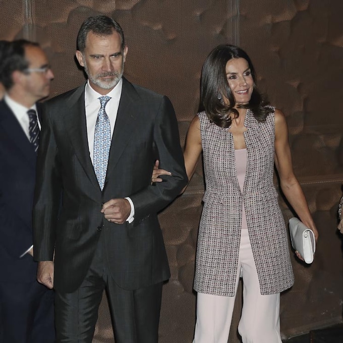 Los Reyes presiden su primer acto tras el anuncio de don Juan Carlos 