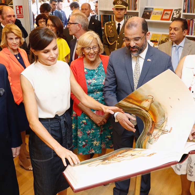 Una colección para sus hijas y obras escritas por mujeres, las compras de la Reina en la Feria del Libro