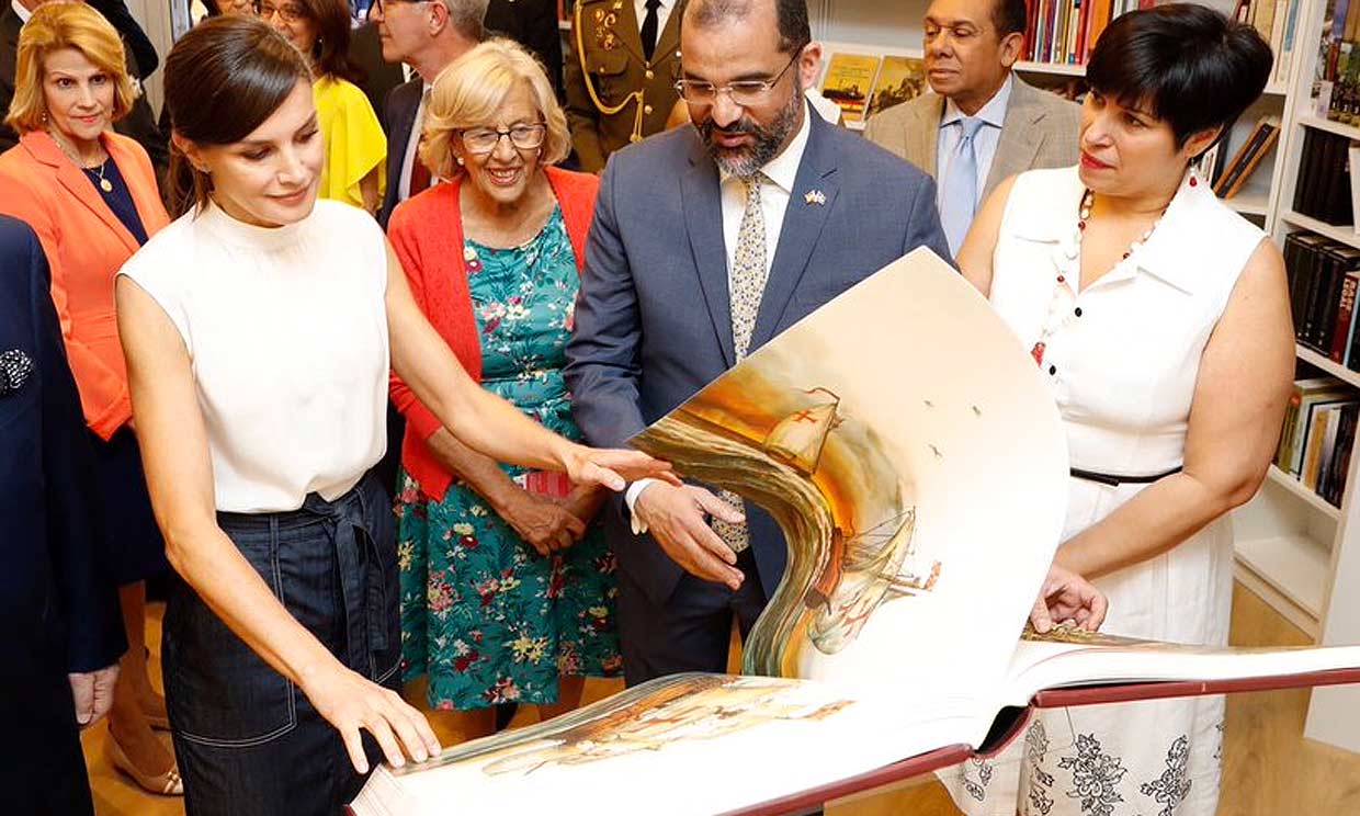 Una colección para sus hijas y obras escritas por mujeres, las compras de la Reina en la Feria del Libro