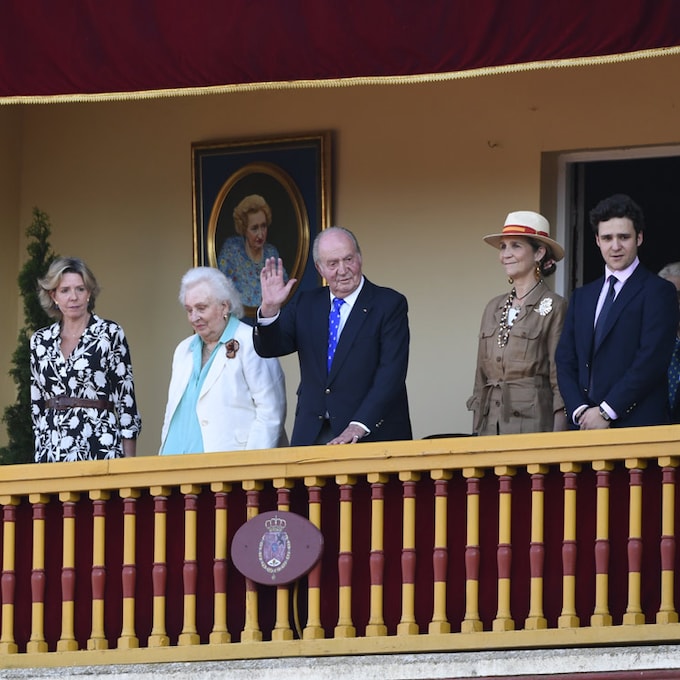 Don Juan Carlos se rodea de su familia en el último acto antes de su retirada de la vida pública