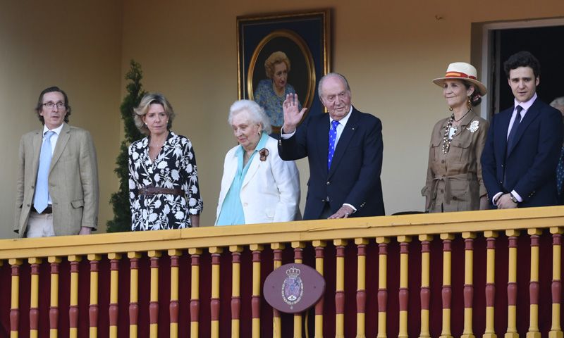 Don Juan Carlos se rodea de su familia en el último acto antes de su retirada de la vida pública