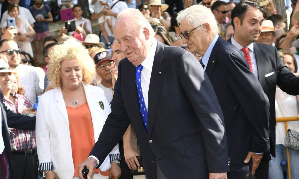 Aplausos y gritos de 'viva el Rey': don Juan Carlos recibe el cariño de la gente en su despedida