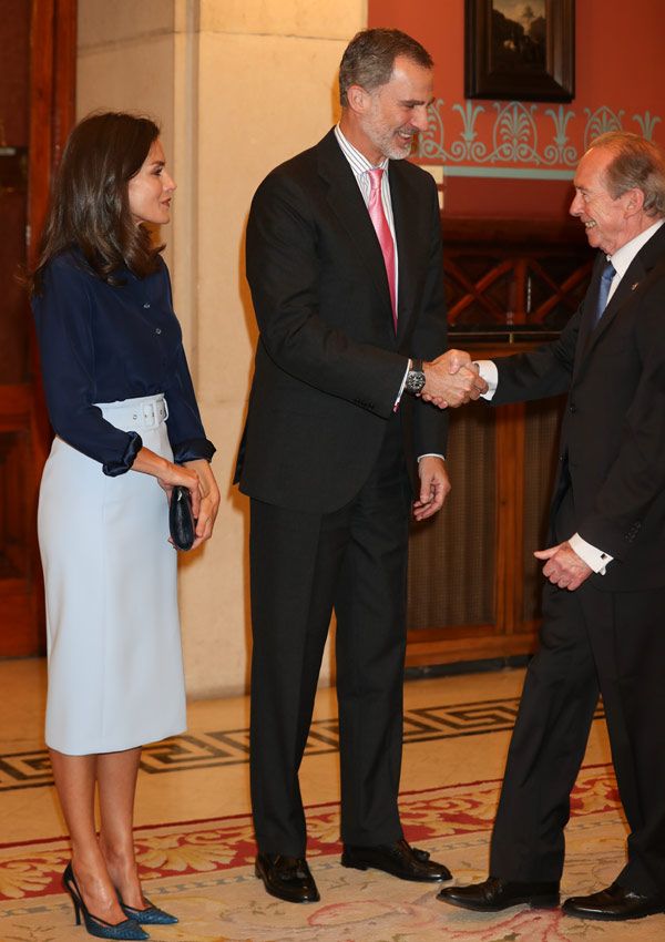 https://www.hola.com/imagenes/realeza/casa_espanola/20190613143953/reyes-felipe-letizia-real-academia-espanola/0-691-96/rey-gtres-z.jpg