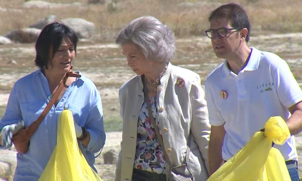 La reina Sofía ayuda a recoger basura en un embalse madrileño
