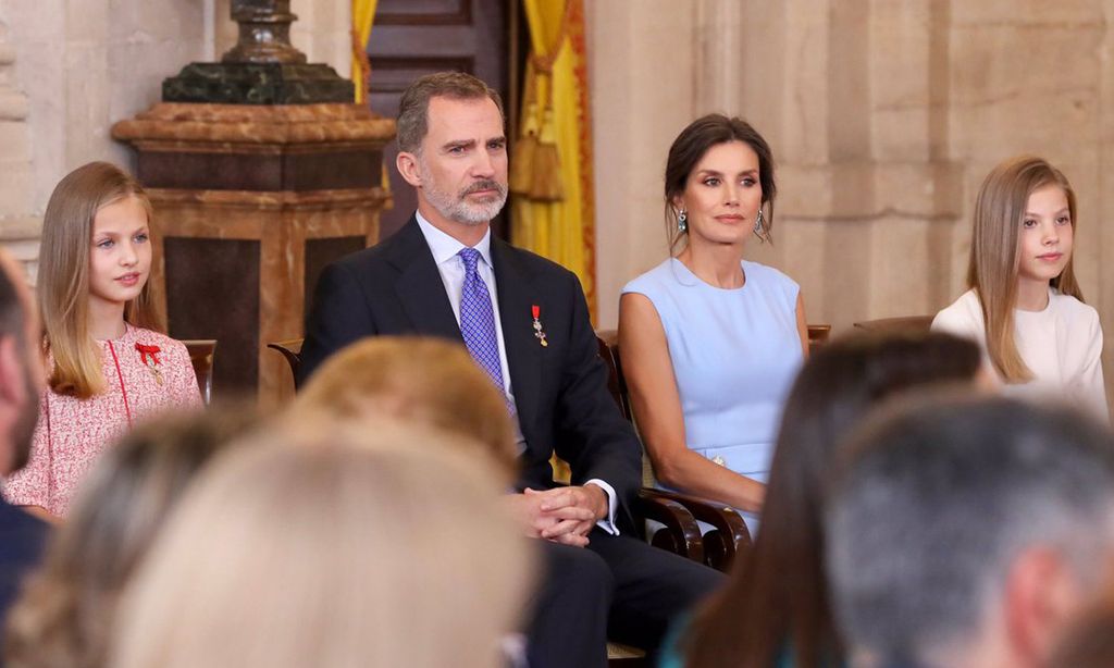 Los Reyes y sus hijas se rodean de ciudadanos excelentes en el aniversario de la proclamación