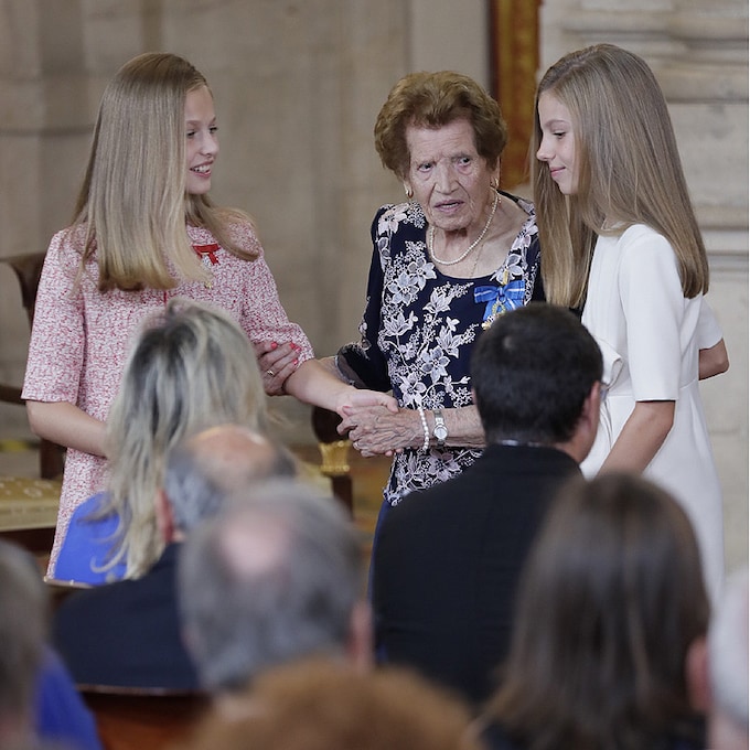 El bonito gesto de la princesa Leonor y la infanta Sofía con Clotilde Veniel, de 107 años