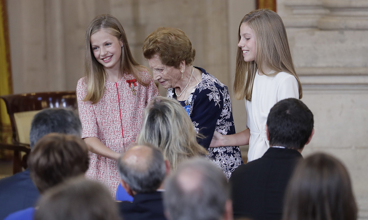 El bonito gesto de la princesa Leonor y la infanta Sofía con Clotilde Veniel, de 107 años