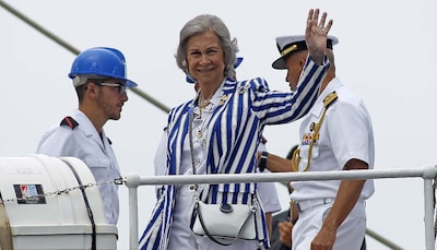 Doña Sofía anima a don Juan Carlos en su primera visita a las regatas de Sanxenxo