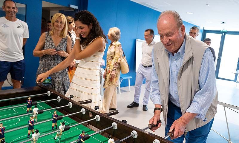 ¿Quién habrá ganado? La divertida partida de futbolín de don Juan Carlos y Mery Perelló