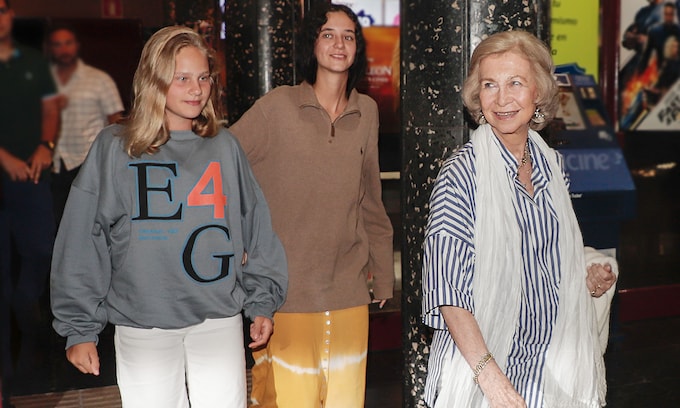 La reina Sofía, en el cine con sus nietas Irene y Victoria Federica