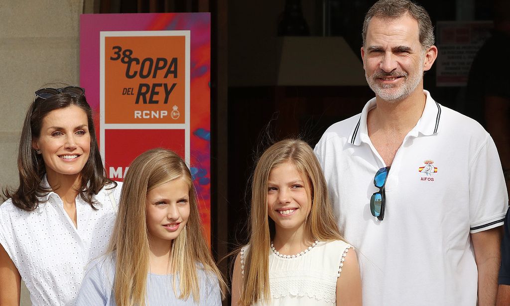 Primera imagen de los Reyes y sus hijas en Mallorca