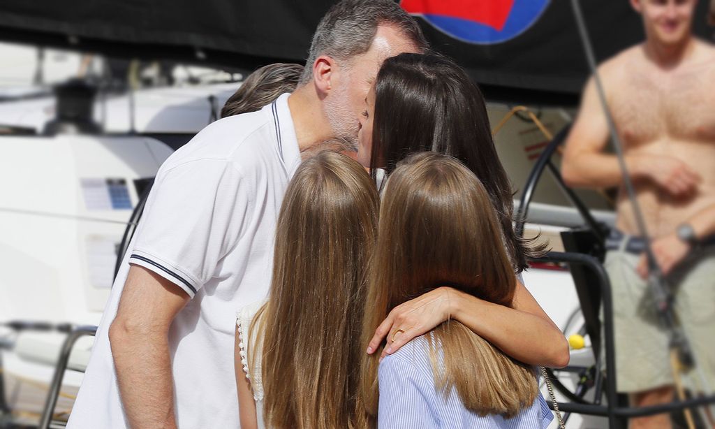 Los besos de doña Letizia y sus hijas para desearle suerte al Rey