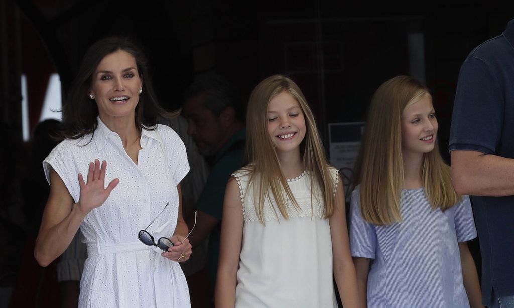 El simpático encuentro con Berasategui, una parada en un puesto de kiwis... así ha sido la visita de la Reina y sus hijas al Club Náutico