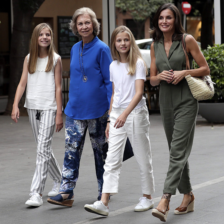 La reina Sofía repite tarde de cine, esta vez con doña Letizia, Leonor y Sofía