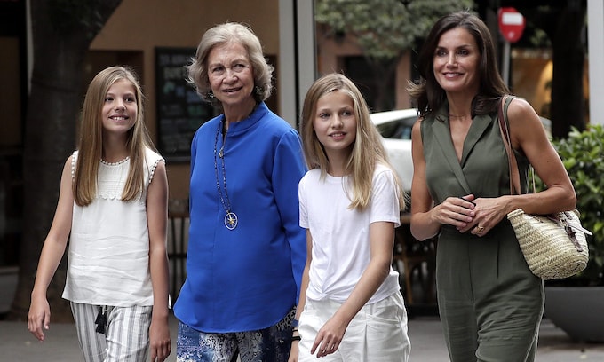 La reina Sofía repite tarde de cine, esta vez con doña Letizia, Leonor y Sofía