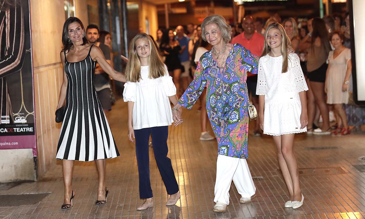 Doña Letizia y sus hijas, nueva escapada cultural con doña Sofía para disfrutar del ballet