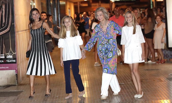 Doña Letizia y sus hijas, nueva escapada cultural con doña Sofía para disfrutar del ballet