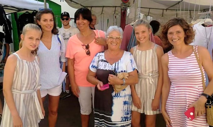 La princesa Leonor y la infanta Sofía, de compras en Mallorca con su madre y su abuela